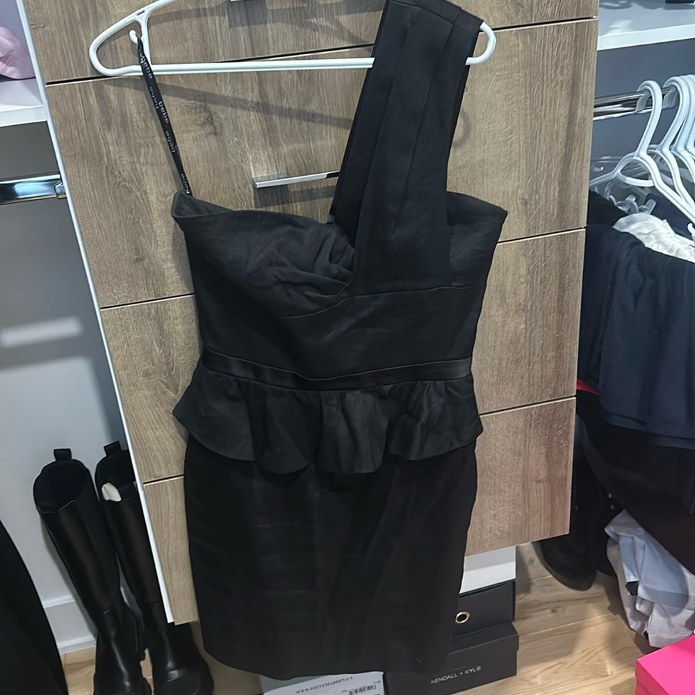 Bebe blk cocktail dress size 6, sweetheart with one shoulder strap.